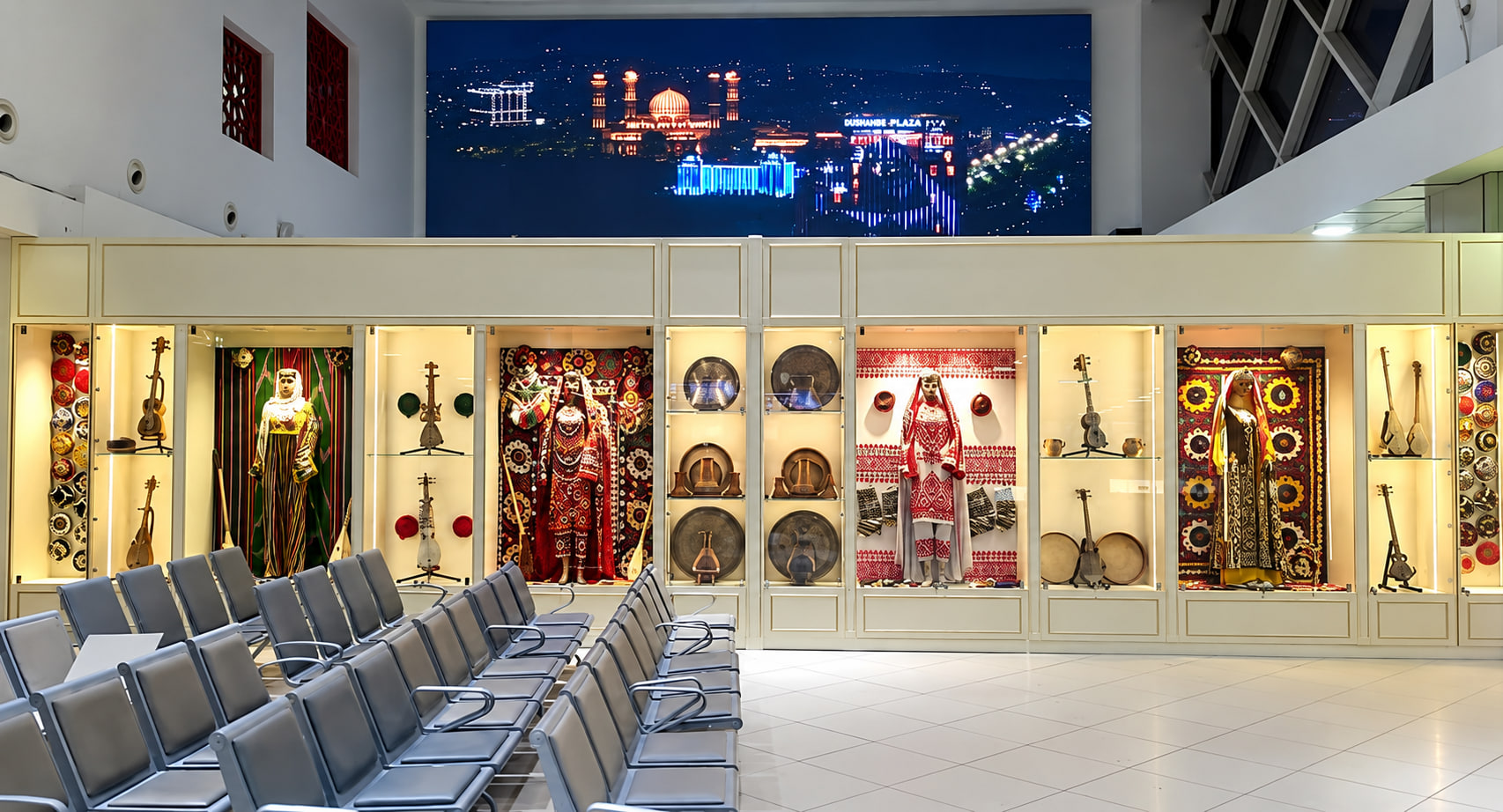 Dushanbe aeroportida Xurshed Sattorovning Moda uyi ko'rgazmasi ochildi.