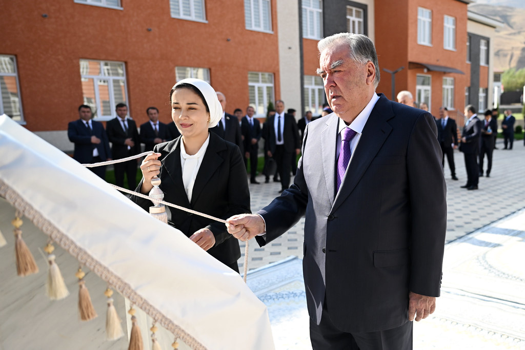 Davlat rahbari Rasht tumanida iqtidorli bolalar uchun Prezident maktabini qurishni topshirdi.