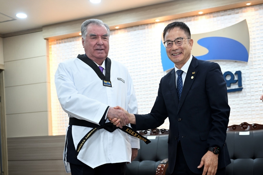 Jahon taekvondo federatsiyasi (WT) bosh qarorgohida Imomali Rahmonga taekvondo bo'yicha faxriy 9-dan unvoni topshirildi.