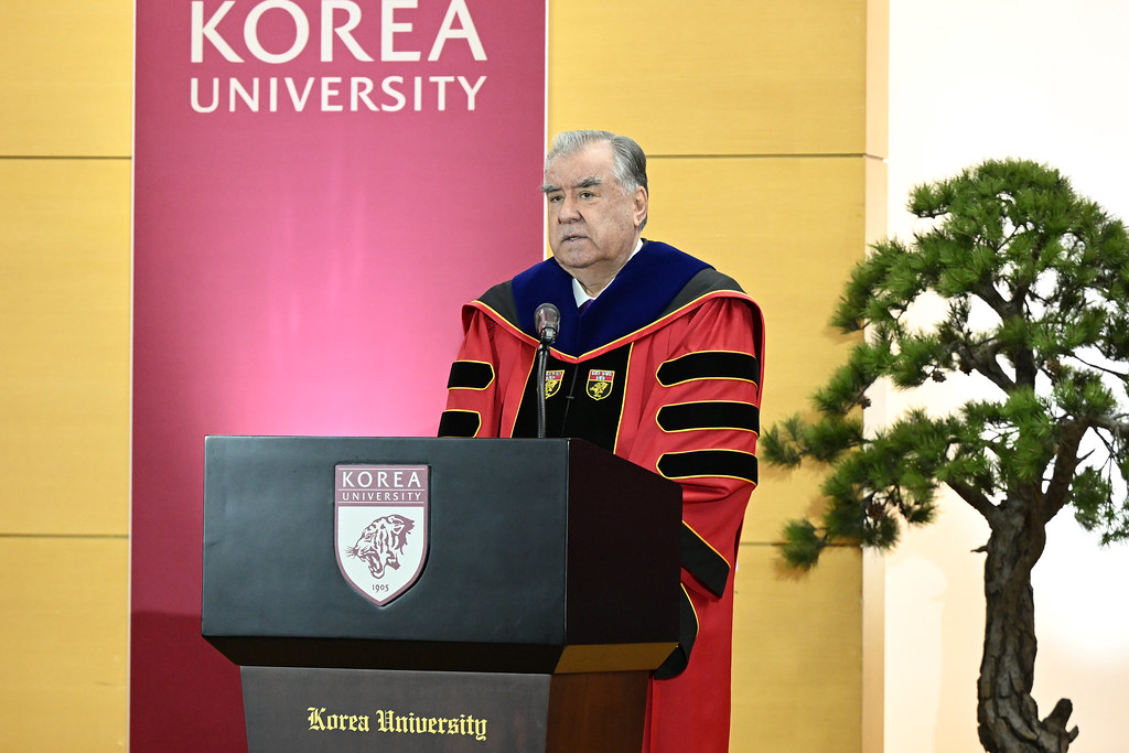 Koreya universitetida Emomali Rahmon Tojikiston va Janubiy Koreya o'rtasidagi hamkorlik haqida gapirdi.