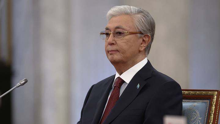 Tokayev harbiy mashqlar paytida 14 nafar harbiy xizmatchi halok bo'lganidan so'ng Qozog'iston mudofaa vazirini ishdan bo'shatdi.