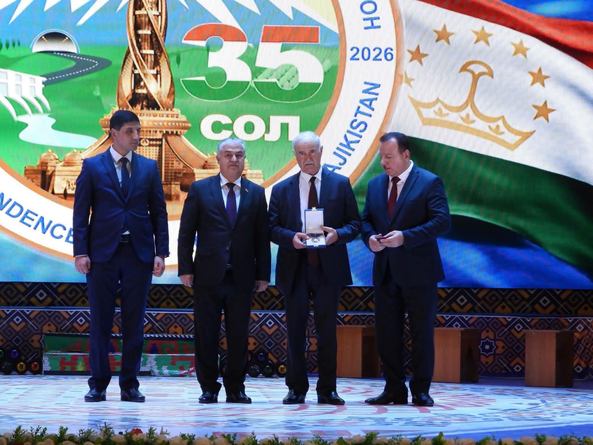 Alisher Mirzonabot vafotidan so'ng Ismoili Somoniy ordeni bilan taqdirlandi.