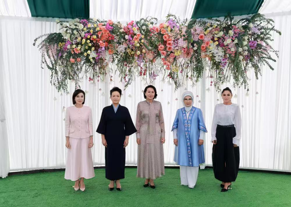Peng Liyuan ShHT sammiti davomida mamlakat rahbarlarining turmush o'rtoqlari uchun o'tkazilgan tadbirda ishtirok etdi.