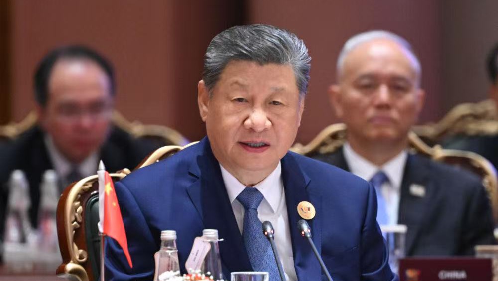 Si Szinpin Nyu-Dehlida bo'lib o'tgan 18-BRICS sammitining birinchi bosqichida ishtirok etdi.