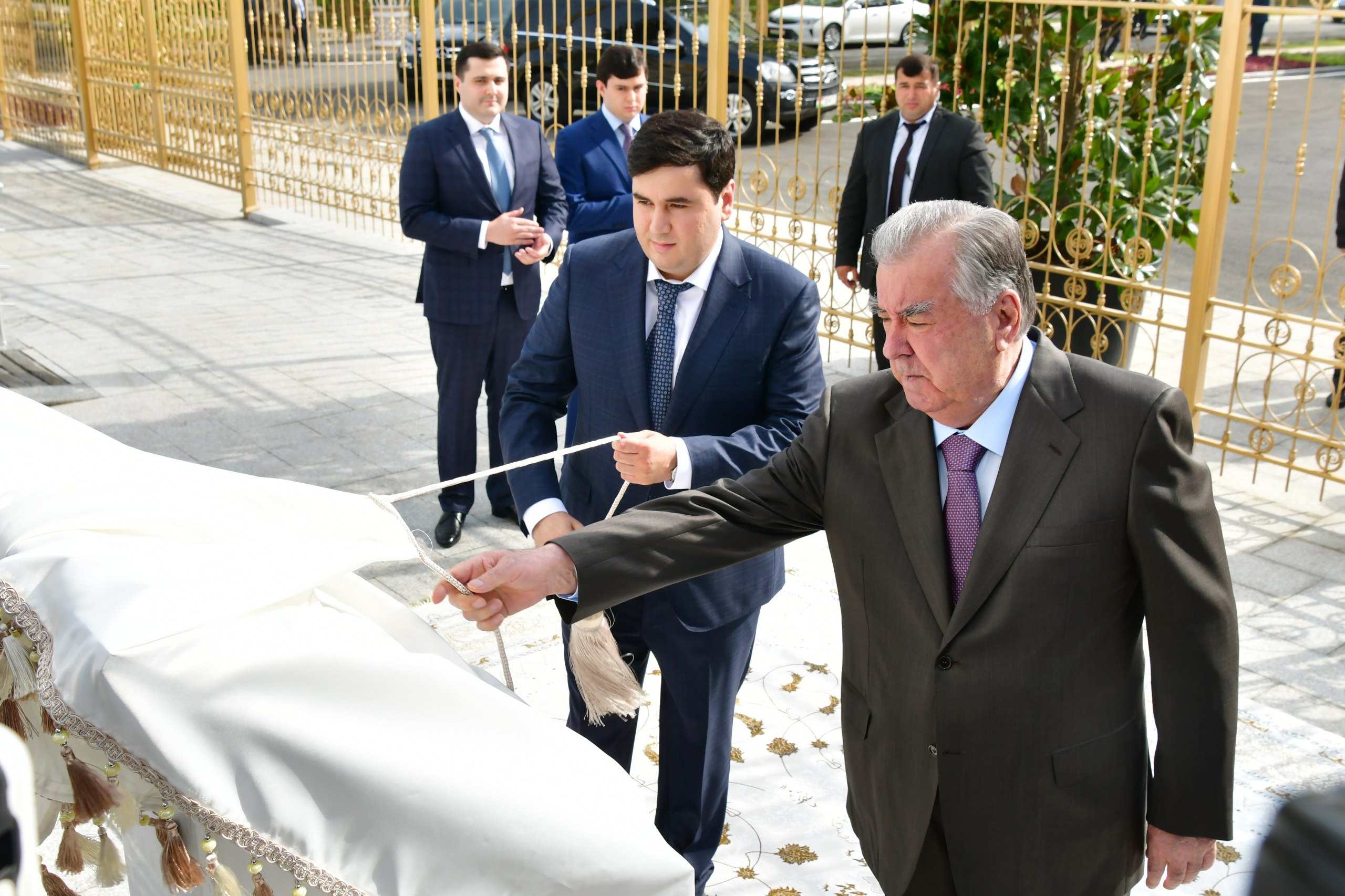 Imomali Rahmon 800 o'quvchiga mo'ljallangan Imkon maktabini ochdi.