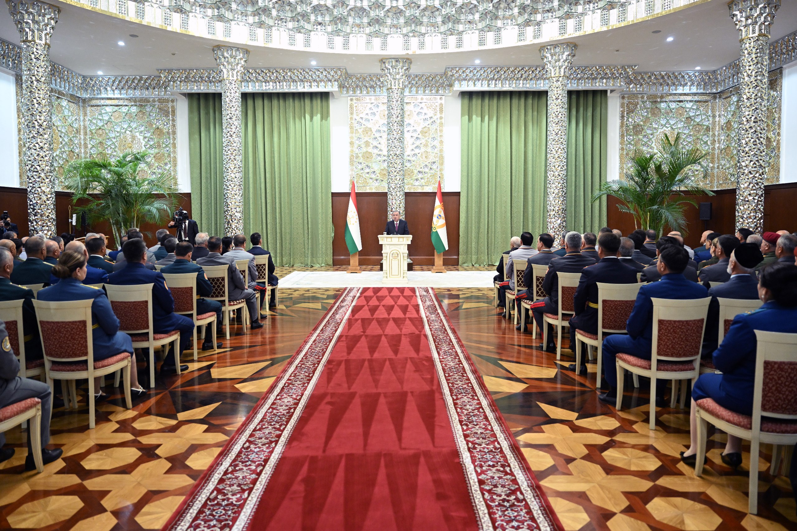 Imomali Rahmon xavfsizlik kuchlari xodimlariga davlat mukofotlarini topshirdi