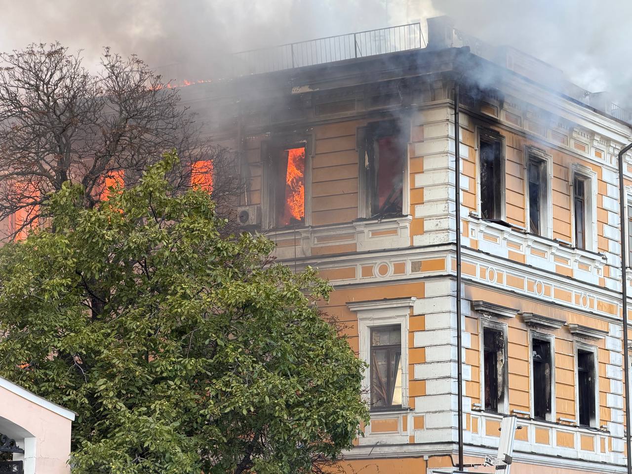 Kiyevda Rossiyaning droni Milliy Fanlar Akademiyasi binosiga urilganidan keyin yong'in sodir bo'ldi.