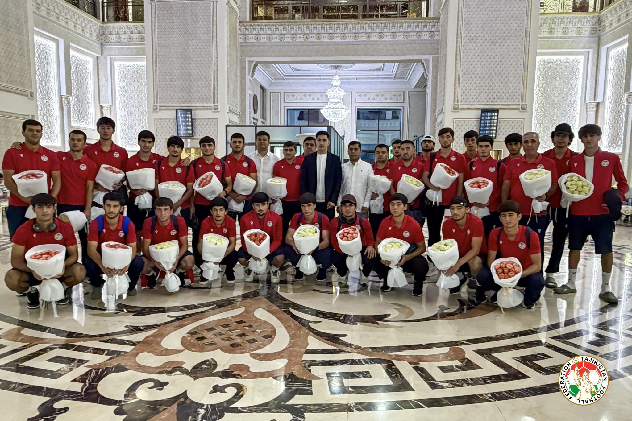 Tojikistonning 20 yoshgacha bo'lgan futbolchilar terma jamoasi Dushanbeda iliq kutib olindi.