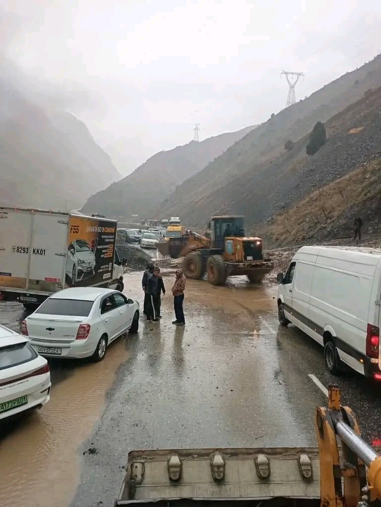 Dushanbe-Chanoq avtomobil yo‘lida sel sodir bo‘ldi.