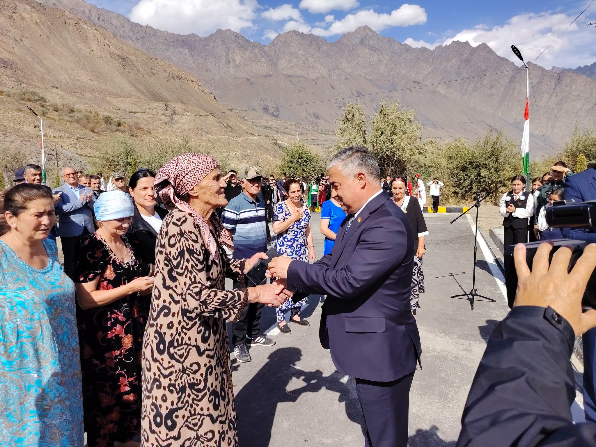 Rushan tumanida loy ko'chkisidan jabr ko'rgan o'nta oila yangi uylarga ega bo'ldi.